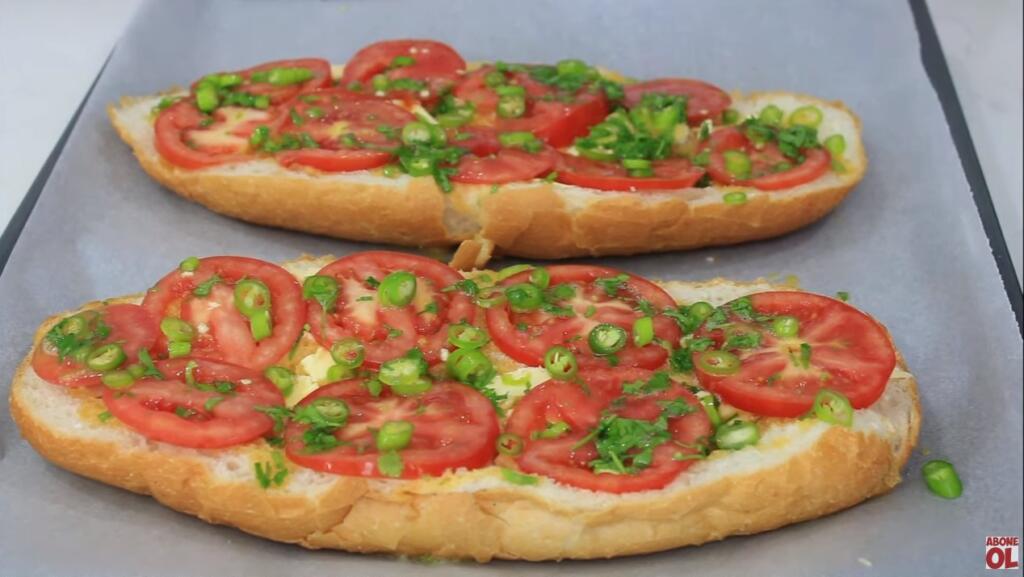 domatesli yumurtalı ekmek pizzası